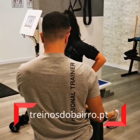 Treino personalizado. Mais informações: 📞912 953 338 📩geral@treinosdobairro.pt ✉️MP #fitness #sports#treinosdobairro #workout #body #healthyeating #health #nutrition #squat #2023 #photo